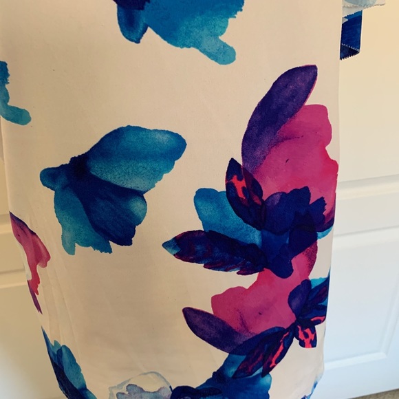 💙💕 Bold & Beautiful Blouse from Banana 💙💕 - Picture 7 of 14